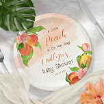 Plato De Papel Un poco de melocotón está en camino Chica Baby Sho<br><div class="desc">Celebra la próxima llegada de una preciosa niña con nuestra encantadora plantilla de ducha de bebé "A Little Peach Is Your Way!". Un bonito diseño con una elegante ramificación de melocotón adornada con durísimos melocotones y delicadas flores, todo ello con un suave fondo de color melocotón. En la parte inferior,...</div>