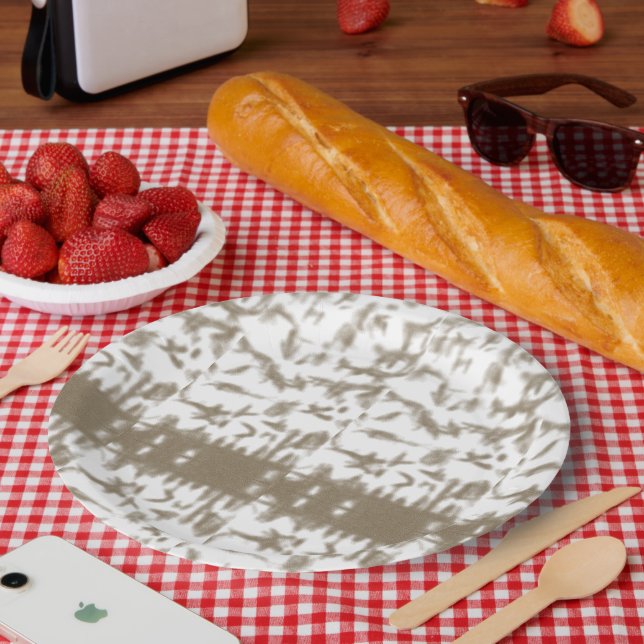 Plato De Papel Una bandera suiza roja y blanca ondea bajo un mant (Picnic)