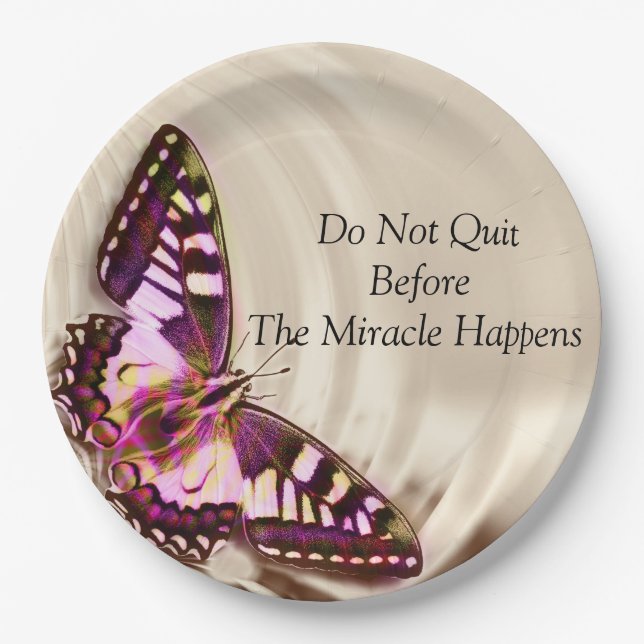 Plato De Papel Una mariposa rosa sobre un fondo de satén crema (Anverso)