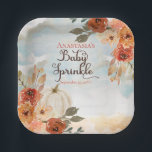 Plato De Papel Una pequeña calabaza | Chica floral Baby Sprinkle<br><div class="desc">¡Una calabaza pequeña está en camino y es muy emocionante! Este diseño de "Baby Sprinkle" presenta flores coordinadoras de caída dispuestas en una franja superior derecha, así como un ramo de esquina inferior izquierda con flores quemadas y una calabaza blanca. Todo sobre un cielo de color de agua rústico y...</div>