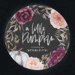 Plato De Papel Una pequeña calabaza florida fiesta de cumpleaños<br><div class="desc">Floral y calabaza otoño cena decoración de platos de papel en color morado,  verde y melocotón. Con hermosas acuarelas florales,  follaje y diseño de calabaza. Diseño ideal otoño/otoño. Ideal para los cumpleaños del otoño.</div>