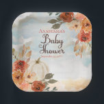 Plato De Papel Una pequeña calabaza | Papel Baby Shower de Chica<br><div class="desc">¡Una calabaza pequeña está en camino y es muy emocionante! Este diseño "Baby Shower" presenta flores coordinadoras de otoño dispuestas en una franja superior derecha, así como un ramo de esquina inferior izquierda con flores quemadas y una calabaza blanca. Todo sobre un cielo de color de agua rústico y fondo...</div>