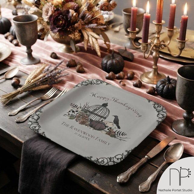 Plato de papel victoriano de agradecimiento gótico (Moody white gothic thanksgiving paper plate features hand-drawn victorian art for elegant parties.)