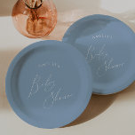 Plato De Papel Whimsical Dusty Blue Baby Shower<br><div class="desc">Presentamos nuestros originales y polvorientos platos azules de papel para bebés, perfecto para su simple y moderna primavera de boho o celebración de invierno. Este plato presenta un ambiente de moda boho con caligrafía elegante y un minimalista diseño blanco sobre azul, ideal para los niños. Además, es editable, por lo...</div>
