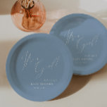Plato De Papel Whimsical Dusty Blue Es un Chica! Baby Shower<br><div class="desc">Presentamos nuestro azul polvoriento y caprichoso, es un chica... chapas de papel para bebé, perfecto para su simple y moderna primavera de boho o celebración de invierno. Esta invitación tiene un ambiente de moda boho con caligrafía elegante y un minimalista diseño blanco sobre azul. Además, es editable, por lo que...</div>