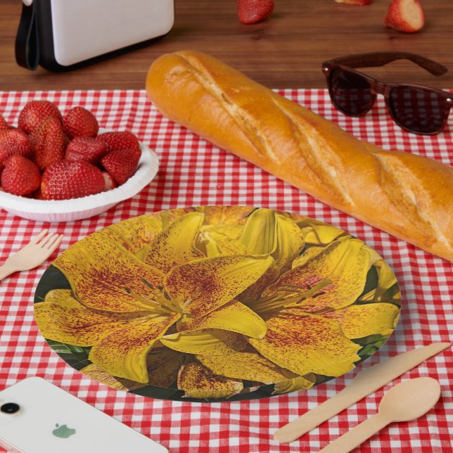 Plato De Papel Yellow Asiatic Lily Blooms Floral (Picnic)