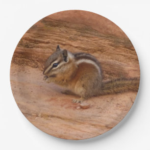 Plato De Papel Zion Chipmunk sobre las rocas rojas