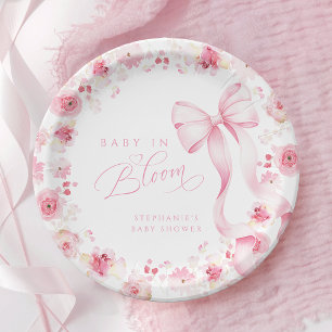 Platos de fiesta de bebé con flores rosadas y lazo