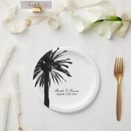 Platos de fiesta de boda en la playa con palmera e