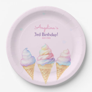 Platos de fiesta de cumpleaños con helado dulce.