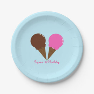 Platos de fiesta de helado de chocolate y fresa