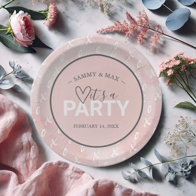 Platos de mesa de San Valentín rosa de rubor femen (Valentines party decor personalized paper plates with an xo pattern in white over blush pink.)