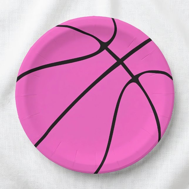 Platos de papel de baloncesto rosados (Pink basketball paper plates for basketball parties and celebrations, on a white tablecloth.)