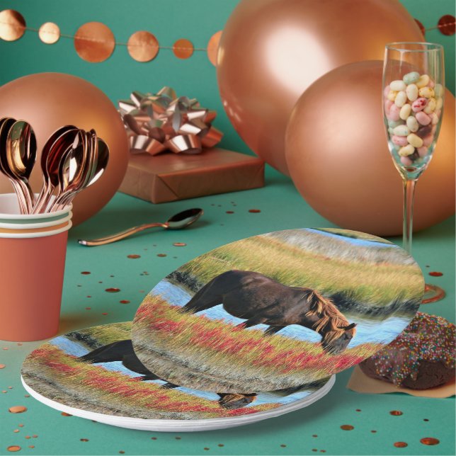 Platos de papel de caballo salvaje comiendo en el  (Multi)