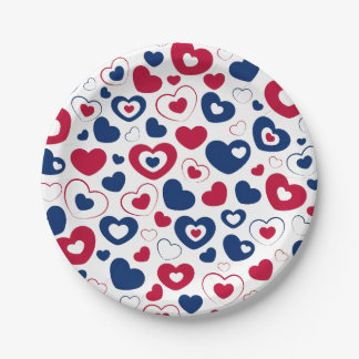 Platos de papel de corazones rojos y azules