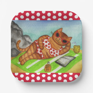 Platos de papel de gato en bikini de playa