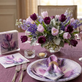 Platos de papel de tulipanes púrpura