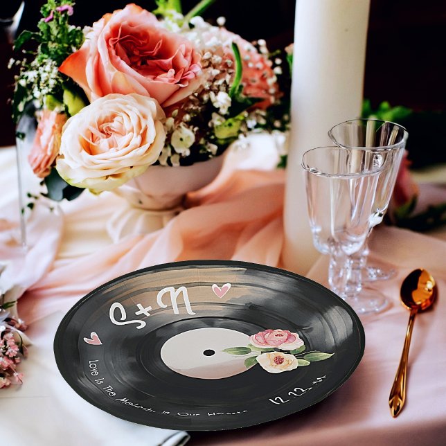 Platos de papel de vinilo floral de acuarela (Pretty, vintage vinyl record paper plates with flowers and the initials of the bride and groom. )