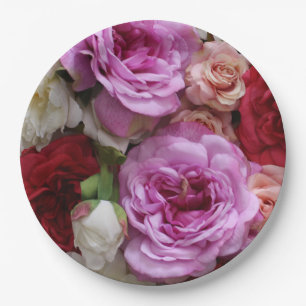 Platos de papel florales con rosas y peonías