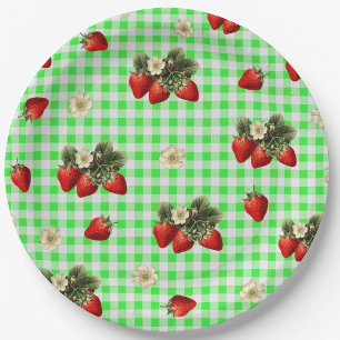Platos de papel lindos con fresas y cuadros verdes