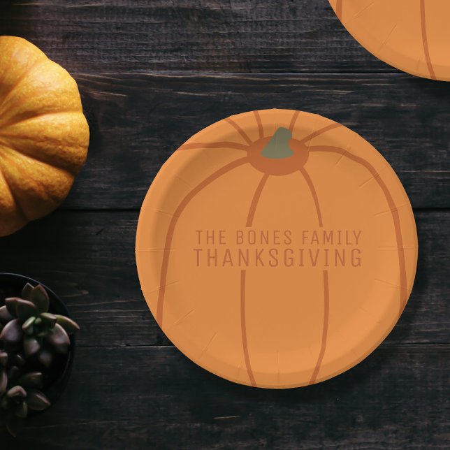 Platos modernos de papel de calabaza para Naranjas (Add your family name to this thanksgiving pumpkin paper plate)