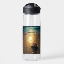 Playa al atardecer con botella de agua de conchas