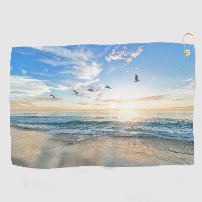 Playa con pájaros sobrevolando el agua Toallas (Horizontal)