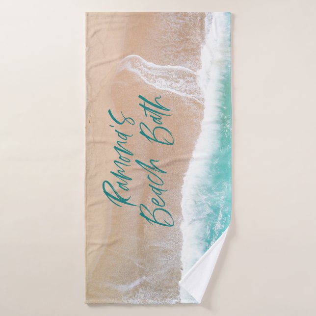 Playa de arena tropical océano olas soleadas casa  (Toalla de baño)