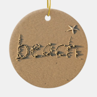 Playa de arena y adorno navideño estelar