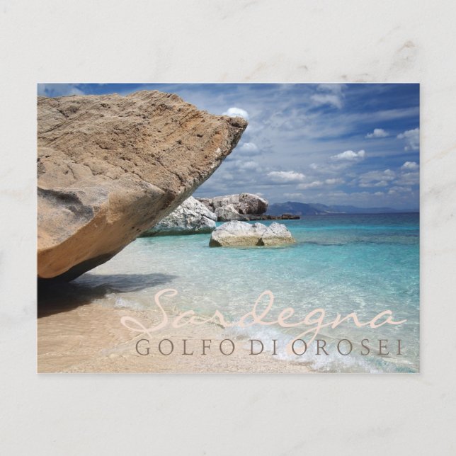 Playa de Cerdeña con grandes rocas postal de texto (Anverso)