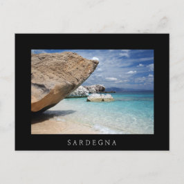 Playa de Cerdeña con grandes rocas postal negra