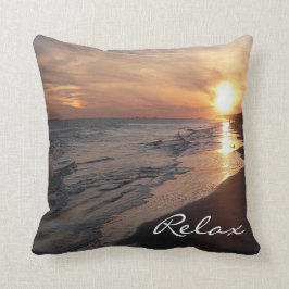 Playa de la puesta del sol con la almohada