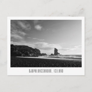 Playa negra de Djupalonssandur en Islandia postal