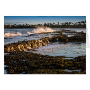 Playa Tabuba: Rompiendo Olas En Los Arrecifes