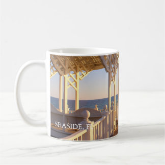 Playa, taza de café de la puesta del sol de la