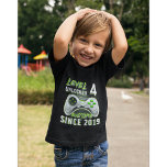 Playera 4 Unlocked Since Funny Birthday Kid<br><div class="desc">Diseño Estilo Gamer con frase Level Unlocked 4 Awesome Since 2019 con letras estilo gamer en tonos plata y verde y un control de video juegos de fondo.Este diseño es ideal para niños de 4 años amantes de los videojuegos. Bonito diseño para regalar a hijos, sobrinos, nietos o Amigos. No...</div>