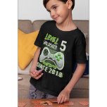 Playera 5 Unlocked Since Funny Birthday Kid<br><div class="desc">Diseño Estilo Gamer con frase Level Unlocked 5 Awesome Since 2018 con letras estilo gamer en tonos plata y verde y un control de video juegos de fondo.Este diseño es ideal para niños de 5 años amantes de los videojuegos. Bonito diseño para regalar a hijos, sobrinos, nietos o Amigos. No...</div>