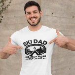 Playera Ski Dad Like a regular Dad Only Cooler Fun<br><div class="desc">Diseño vintage con imagen de un esquiador de fondo y la frase divertida "Ski Dad Like a regular Dad Only Cooler" este diseño es ideal para los padres esquiadores del mundo amantes del ski y deportes de invierno. Se puede regalar en cumpleaños, dia del padre, aniversarios, navidades o en cualquier...</div>