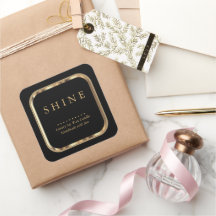 Plaza de oro metálico y etiquetas negras