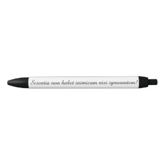 Pluma con el proverbio latino (el conocimiento no