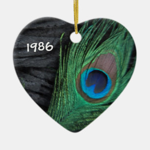 Pluma de pavo real con ornamento negro