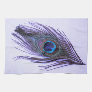 Pluma púrpura del pavo real en la toalla de cocina