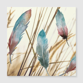 Plumas en acuarela sobre fondo de pasto seco