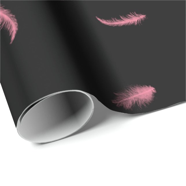 Plumas rosadas sobre papel de envolvimiento negro (Esquina del rollo)