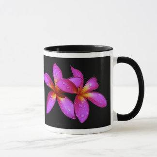 Plumeria púrpura con decir en la otra taza del