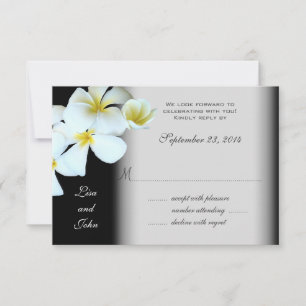 Plumeria sobre tarjetas de respuesta de invitación
