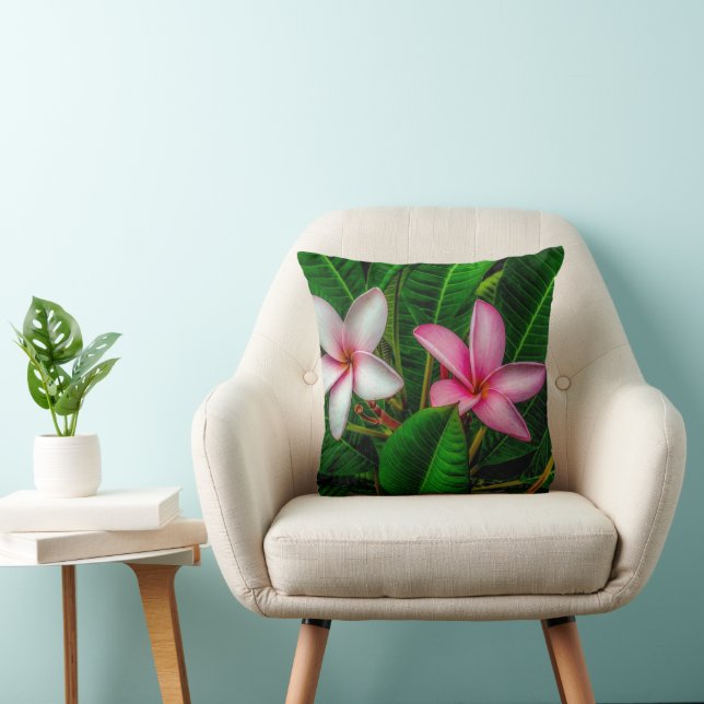 Plumerias en Cojín decorativo blanco y rosa (Silla)