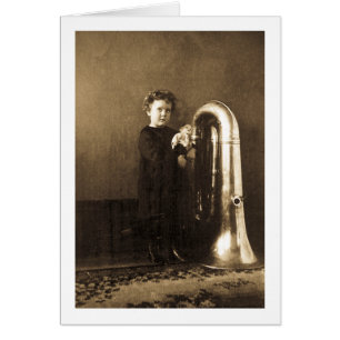 Poco chica de la tuba