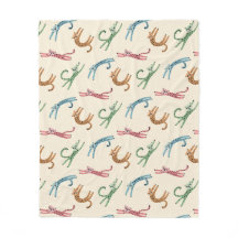 Bebé Cheetah se extiende por una manta de flores m