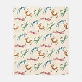 Polar Bebé Cheetah se extiende por una manta de flores m